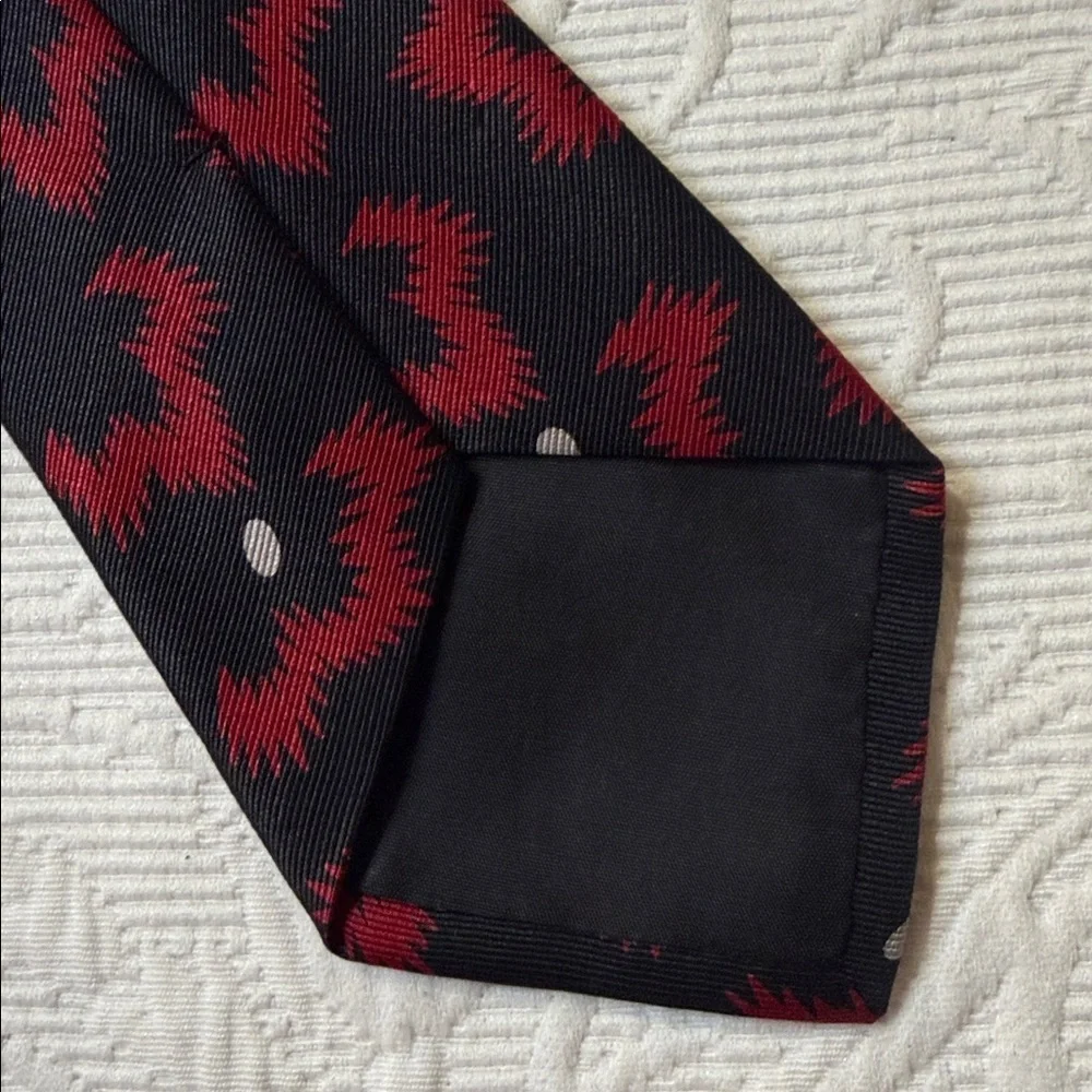 Giorgio Armani Silk/Wool Blend Black and Red Patterned Tie